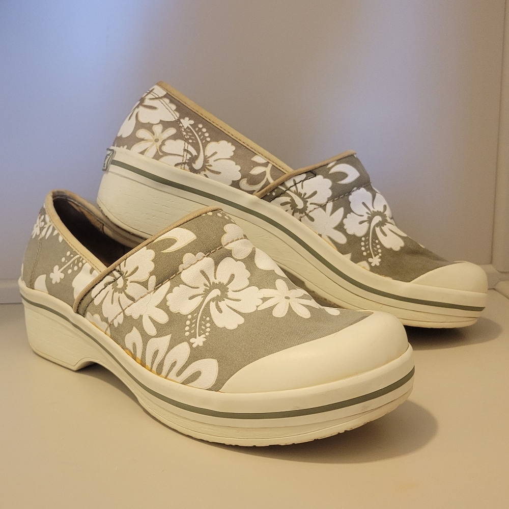 Dansko Vegan Volley Women's Clogs Green Floral Hibiscus